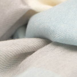 Ternet cashmere tørklæde i lyseblå, grå og hvid