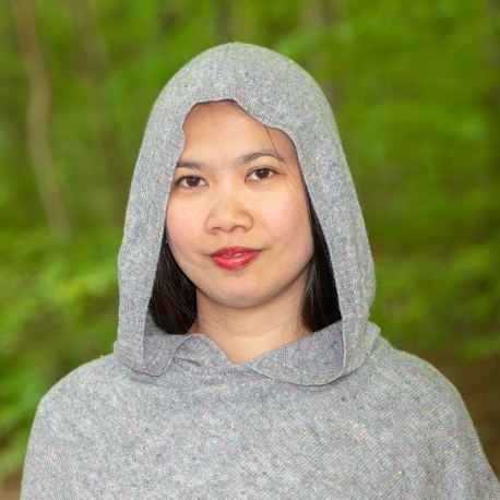 Grå strikket poncho med hætte