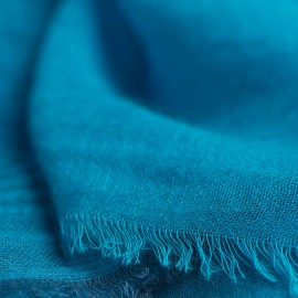 Storternet sjal i petroleumsbl&aring; og navy