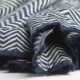 Halstørklæde i navy/råhvidt sildebensmønster
