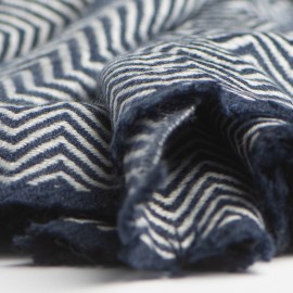 Halstørklæde i navy/råhvidt sildebensmønster