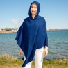 Blå strikket poncho med hætte