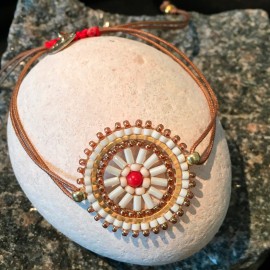 Armbånd med perler i rød/hvid/gul