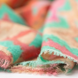 Cashmere sjal med print i lysegrøn, orange og pink