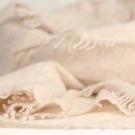 Strikket cashmeret&oslash;rkl&aelig;de i naturbeige
