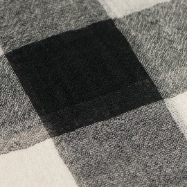 Ternet sort og hvidt tørklæde i uld
