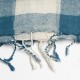 Ternet blåt og hvidt tørklæde i uld