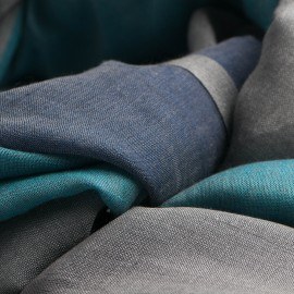 Trefarvet pashmina sjal i petroleumsblå og grå farver