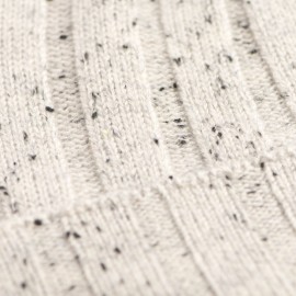 Hvid nistret cashmere hue med ribbe